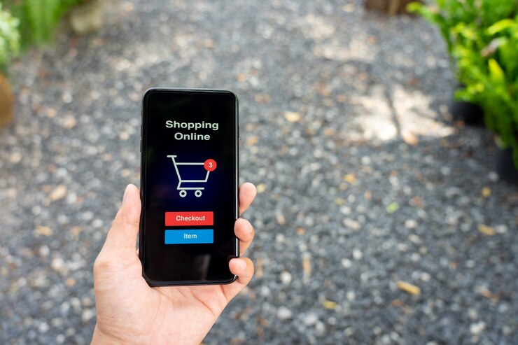 Foto compras online con smartphone y servicio de entrega de bolsas de compras.