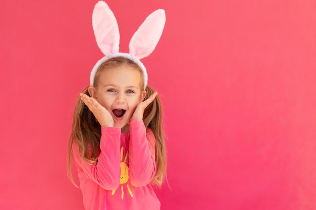 Compras de Pascua emoción emocionada sorpresa adorable niña con orejas de conejo disfraz de conejo