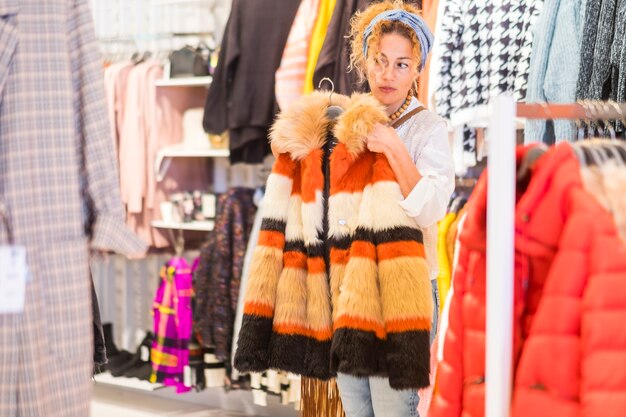 Compras en la tienda de ropa del centro comercial para mujer adulta bastante caucásica