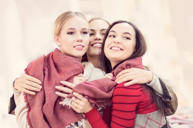 Compras Tres chicas guapas divertidas en una boutique