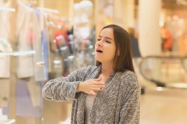 Compras Uma jovem em um shopping é surpreendida pelos preços