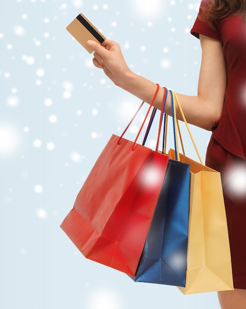 compras, venta, regalos, navidad, concepto de navidad - mujer, con, bolsas de compras, y, tarjeta de crédito