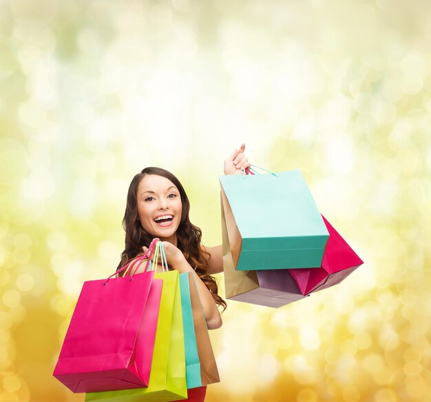 compras, venta, regalos, navidad, navidad, concepto, -, mujer sonriente, en, vestido rojo, con, colorido, bolsas de compras