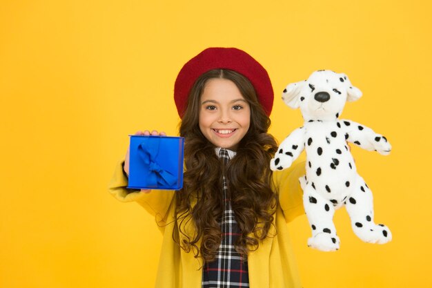 Mejores Regalos Para Chicas Adolescentes. Una Colegiala Elegante Juega Con  Juguete De Perro Y Sostiene Caja De Regalo. Pequeña Cos Foto de archivo -  Imagen de escuela, poco: 195655164