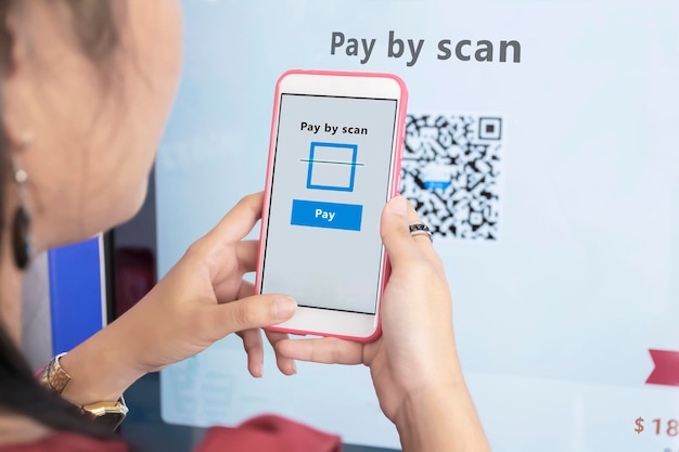 Compre itens com digitalizações digitalizando o código qr para fazer um acordo de compra é muito popular porque é conveniente fácil e seguro segure o telefone na frente do scanner automático