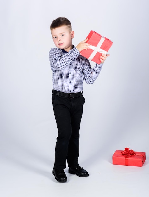 Compre presentes Compras de férias Venda sazonal Bem-estar e emoções positivas Comemore o ano novo dia dos namorados Presente de aniversário Menino pequeno segura caixa de presente Presente de Natal ou aniversário Sonhos se tornam realidade