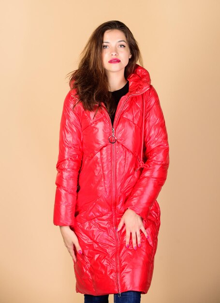 Compre qualidade Garota gosta de usar jaqueta brilhante Casaco quente Modelo de moda Jaqueta confortável Cor vermelha Encontrar a jaqueta de inverno certa é essencial para uma temporada de inverno agradável e suportável