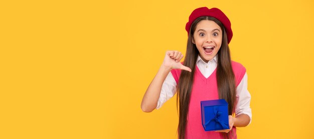 Compre um presente feliz adolescente francesa apresentando caixa de presente felicidade na infância Garoto com pôster horizontal de presente Cabeçalho de banner com espaço para cópia