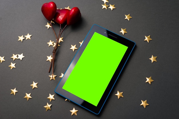 Compre um presente online para seu namorado, corações vermelhos e tela verde no tablet