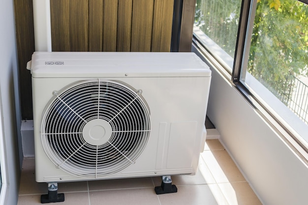 El compresor de la unidad exterior de aire acondicionado se instala fuera de la casa