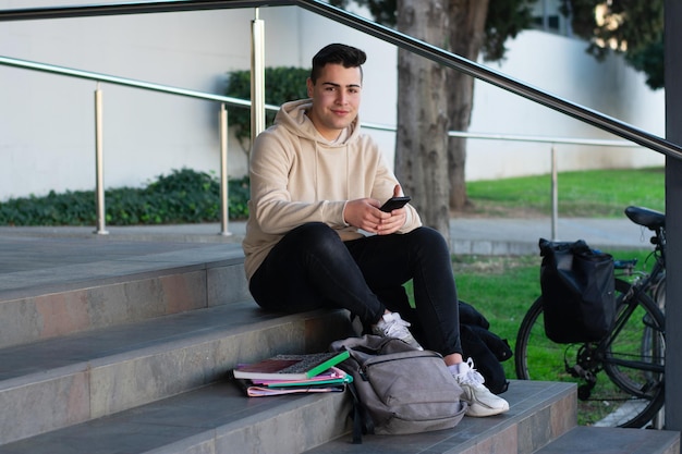 Foto comprimento completo de jovem usando telefone móvel