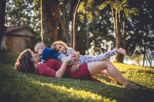 Foto comprimento completo de mãe e filha na árvore