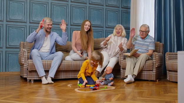 Comprimento completo de mãe e filha sentadas no chão