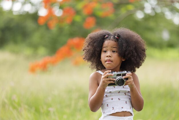 Foto comprimento completo de menina bonita segurando planta