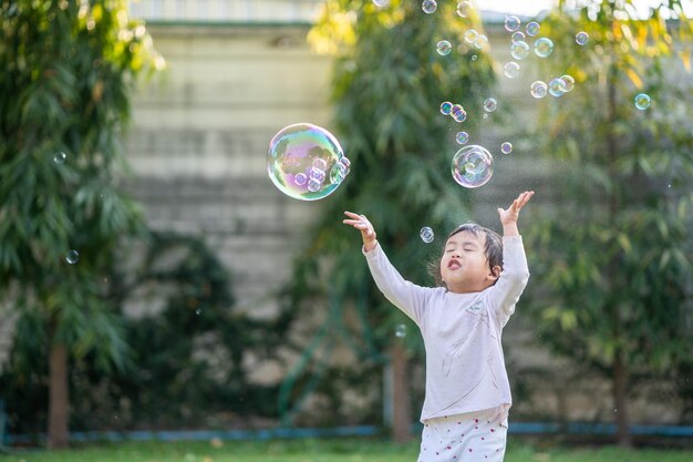 Comprimento completo de menina brincando com bolhas