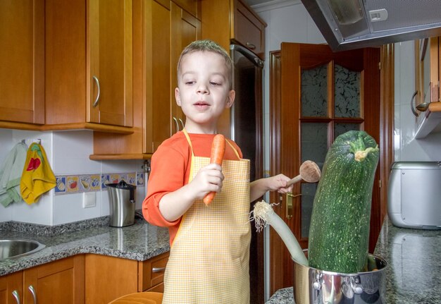 Foto comprimento completo de menino em casa