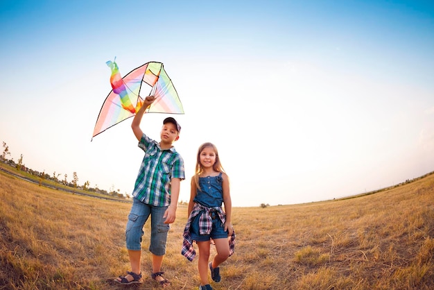 Comprimento completo de menino feliz no campo contra o céu