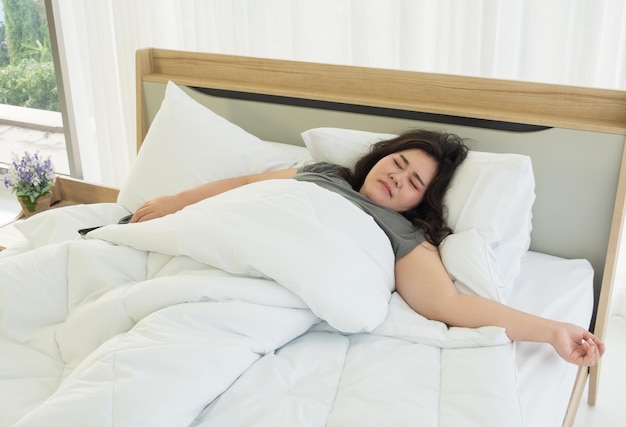 Foto comprimento completo de mulher dormindo na cama
