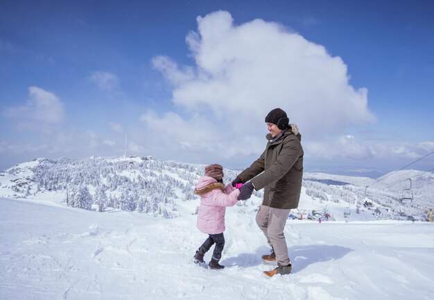 Comprimento completo de mulher esquiando na neve