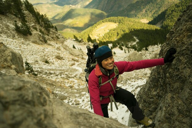 Foto comprimento completo de mulher feliz na montanha coberta de neve