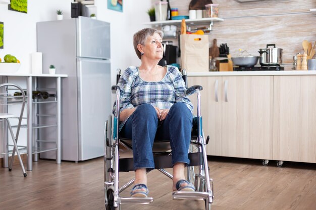 Foto comprimento completo de mulher sentada em uma cadeira em casa