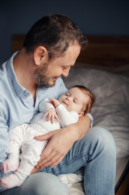 Comprimento completo de pai e filha na cama