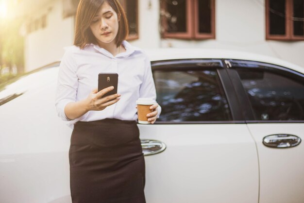 Foto comprimento completo de uma jovem usando um telefone inteligente