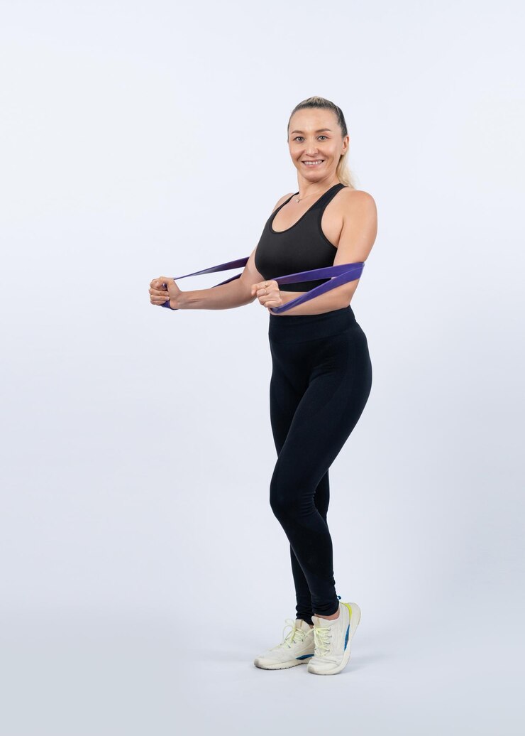 Foto comprimento de corpo inteiro atlético e esportivo mulher sênior com faixa de resistência de fitness em fundo isolado físico ativo saudável e estilo de vida de cuidados com o corpo após a aposentadoria influência