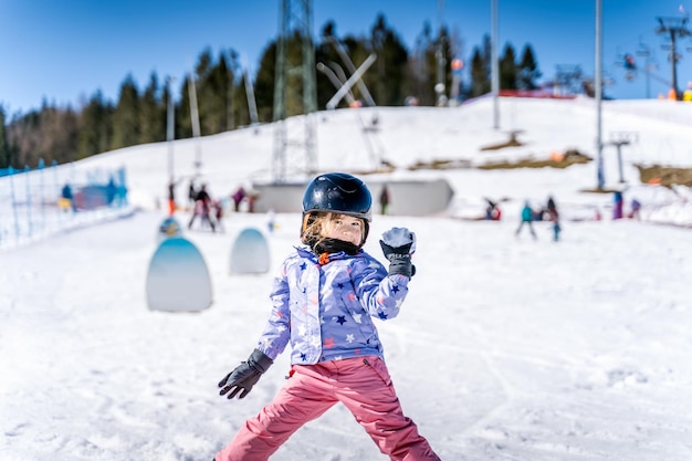 Comprimento total da criança em um campo coberto de neve durante o inverno
