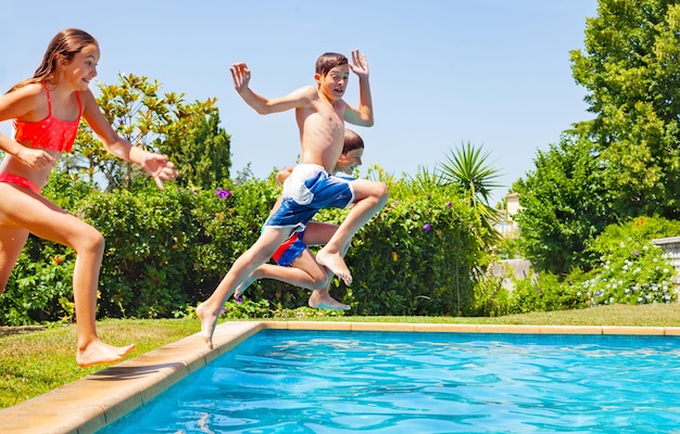 Comprimento total da mulher a saltar na piscina