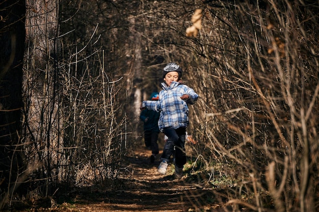 Comprimento total de homem caminhando na floresta