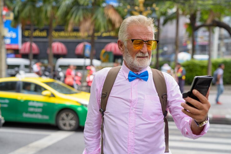 Foto comprimento total de homem usando telefone celular na cidade