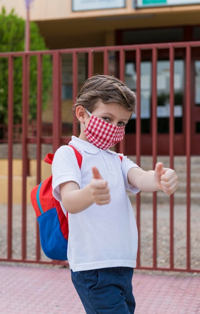 Foto comprimento total de menino de pé ao ar livre