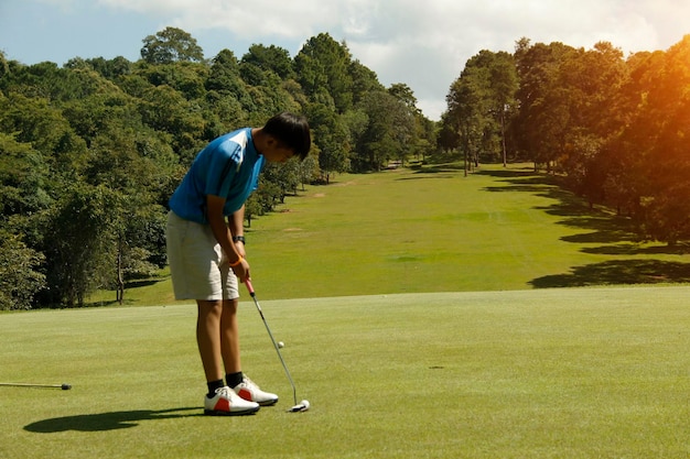 Foto comprimento total de mulher de pé no campo de golfe
