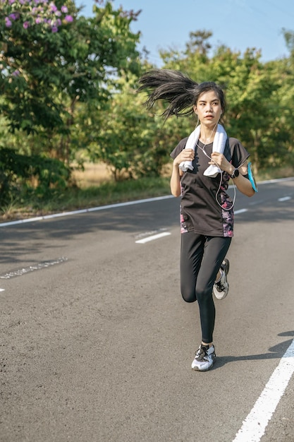 Foto comprimento total de mulher na estrada na cidade