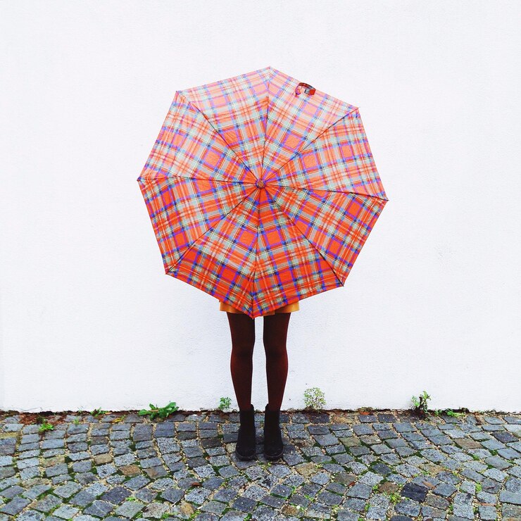 Foto comprimento total de mulher segurando um guarda-chuva
