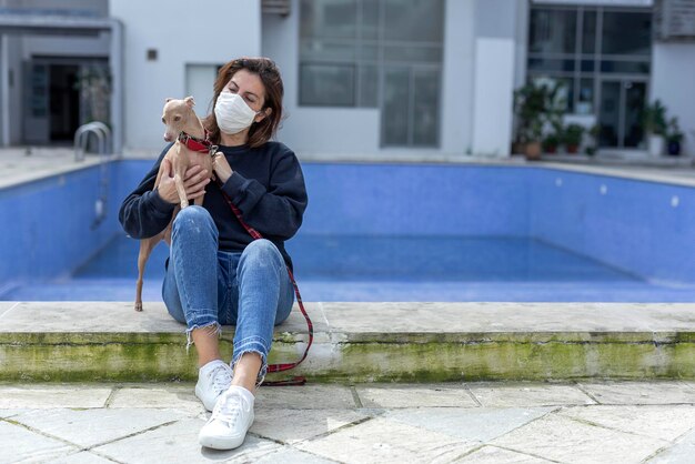 Foto comprimento total de mulher sentada ao ar livre