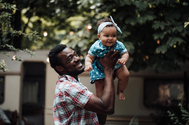 Foto comprimento total de pai e filha ao ar livre