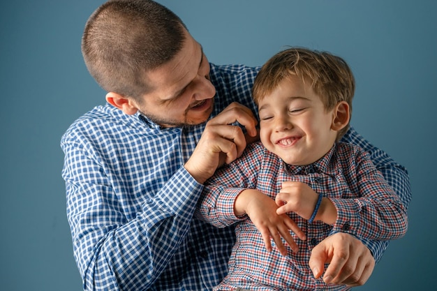 Foto comprimento total de pai e filha em casa