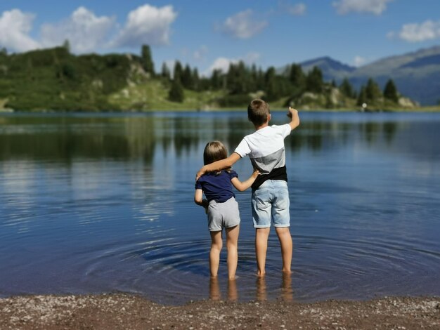 Foto comprimento total de pai e filho no lago