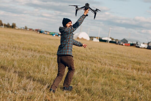 Foto comprimento total de um homem de pé no campo