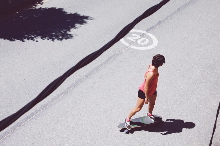 Foto comprimento total de um menino patinando em uma calçada