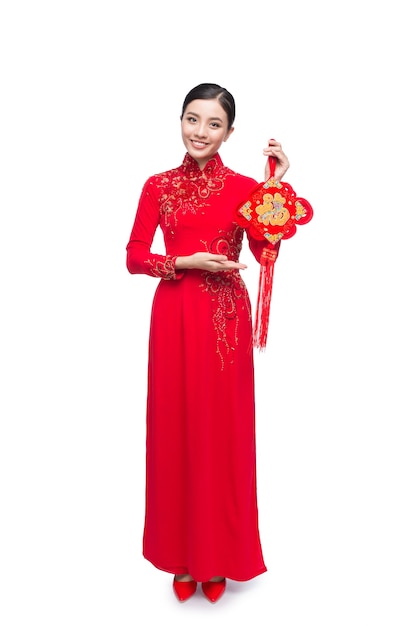 Comprimento total de uma linda mulher asiática em traje tradicional do festival Ao Dai. Férias de Tet. Ano Novo Lunar. Texto significa sorte e felicidade.