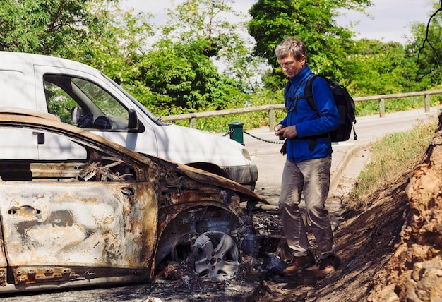 Foto comprimento total do homem de pé ao lado do carro