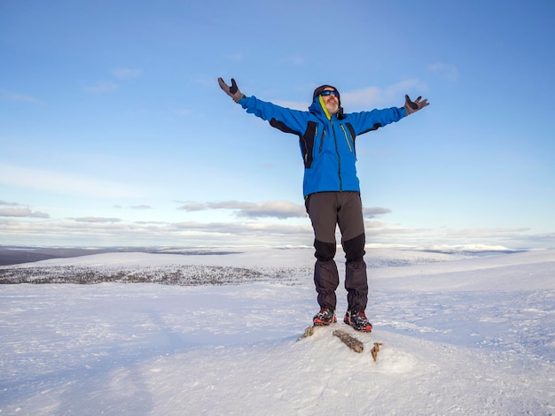 Foto comprimento total do homem de pé na paisagem coberta de neve