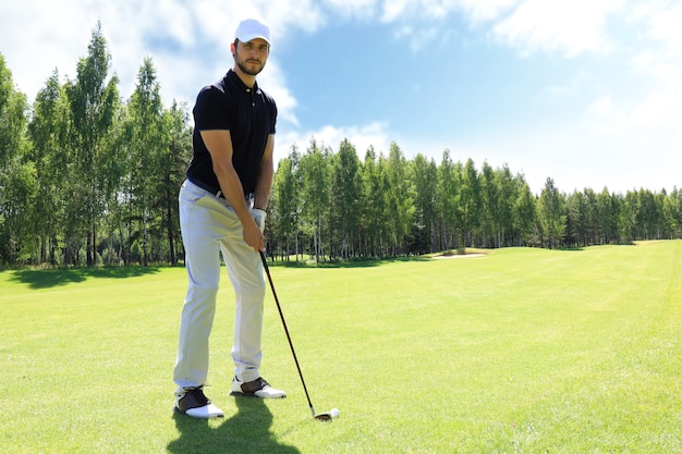 Comprimento total do jogador de golfe jogando golfe em um dia ensolarado. Jogador de golfe profissional, levando tiro no campo de golfe.