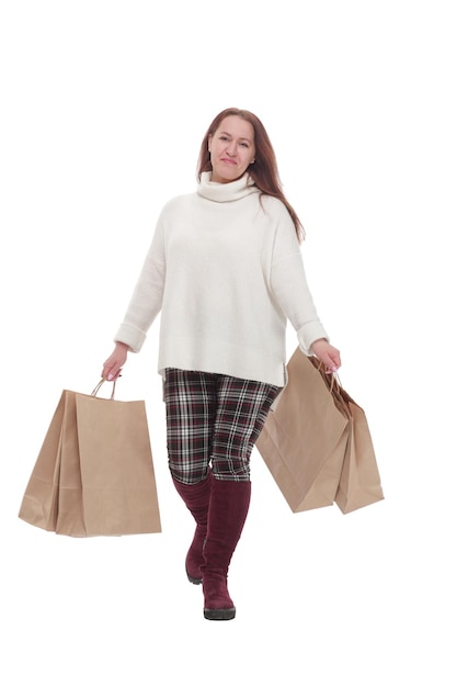 Comprimento total. mulher casual com sacos de compras .isolated em um fundo branco.