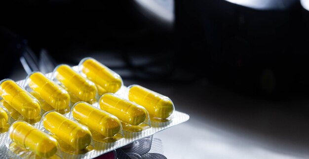comprimidos amarelos em cápsulas de bolha