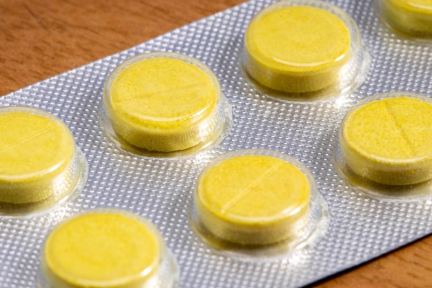 Comprimidos amarillos en un blister de primer plano. droga medica