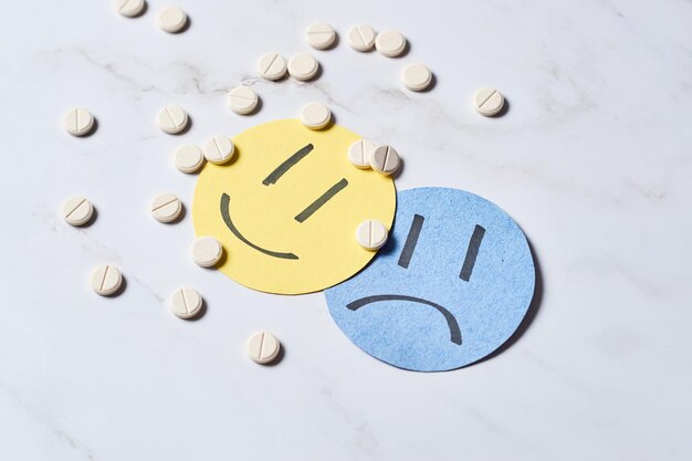 Comprimidos antidepressivos Cara feliz com o conceito de comprimidos de depressão